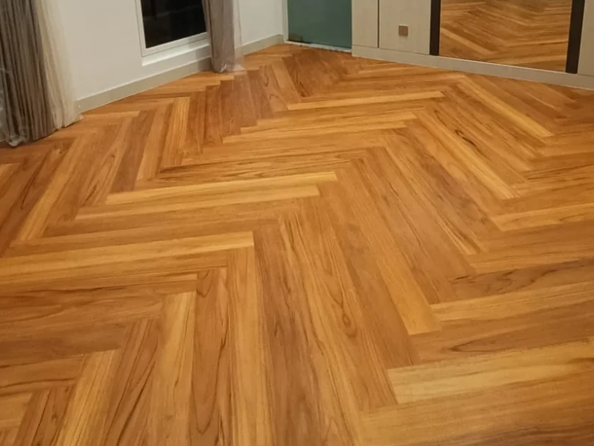 Detail pola herringbone pada lantai kayu