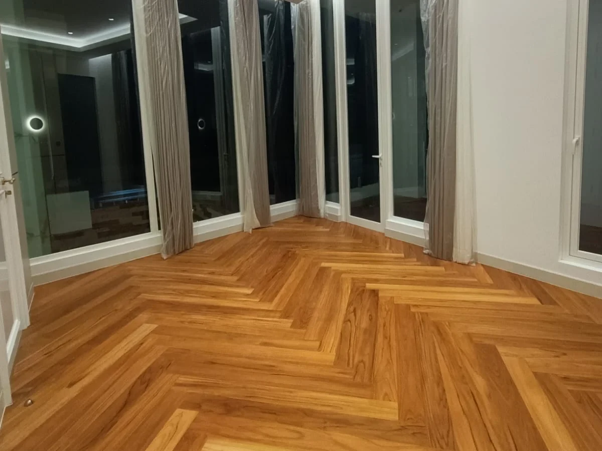 Finishing ruang utama dengan wood flooring