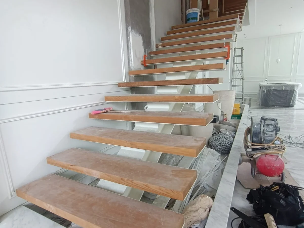 Proses pemasangan wood step pada tangga